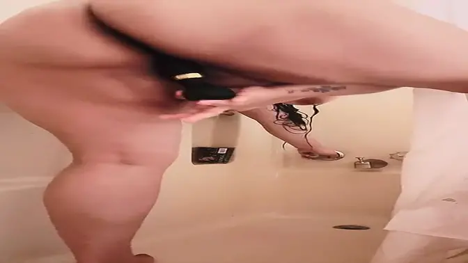 Amateur sweetheart gets a steamy shower