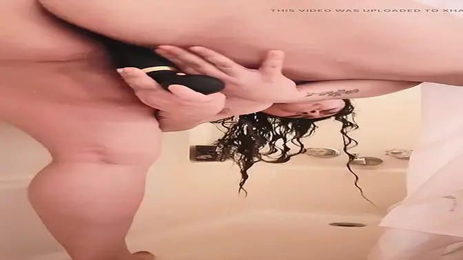 Amateur sweetheart gets a steamy shower