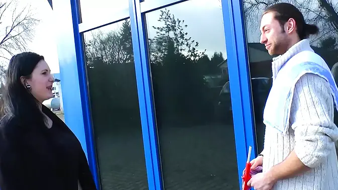 The window cleaner pounded her! Meaty youngster is a nympho!