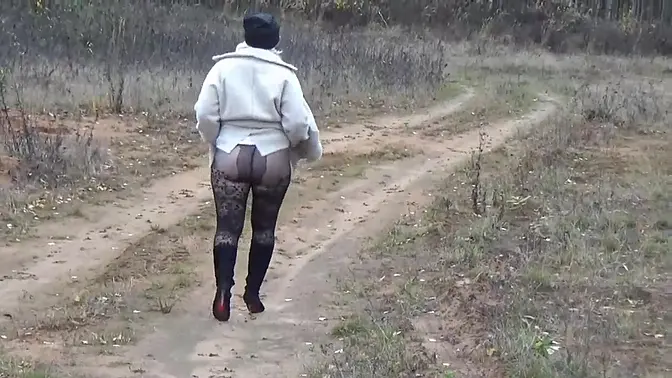 Sensual MILF in pantyhose shows off her big booty