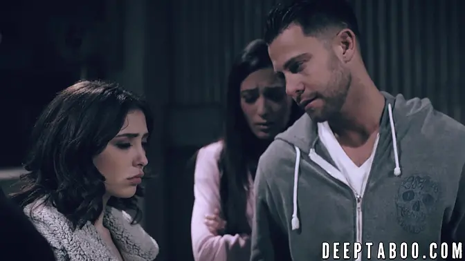 Stepdaughter gets facialized during wild foursome