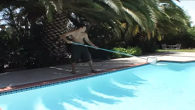 Curvy MILF Cheyenne Hunter in bikini gets fucked at the pool