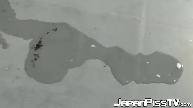 Hidden camera catches Japanese babe's golden shower