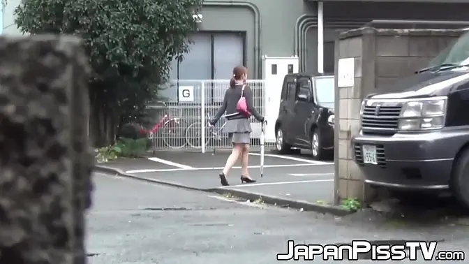 Japanese beauties in hurry to release their golden showers