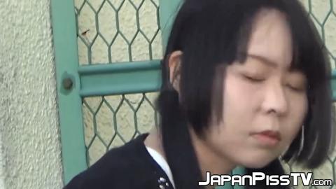 Lucky voyeur catches Asian women piss on camera
