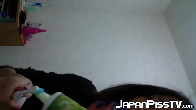 Young Japanese beauty records herself pissing