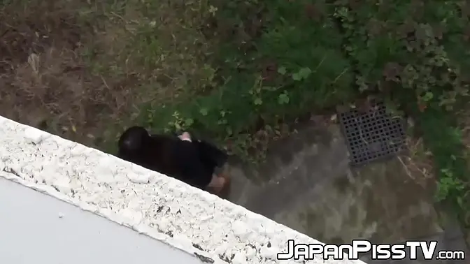 Hidden camera captures Japanese babe pissing on the street
