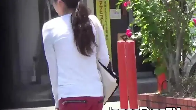 Hidden camera catches Japanese babes peeing in public