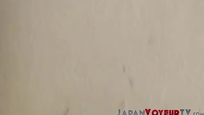 Hidden camera captures Japanese babe in public