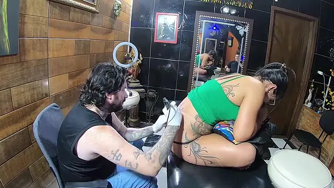Vlog This Brunette Tattooed Her Ass and Got a Tattoo Like Singer Anita