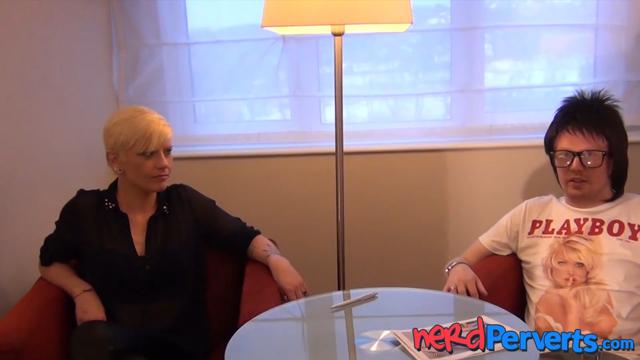 Short-haired blonde Kinky Pink masters my thick shaft with expert skill