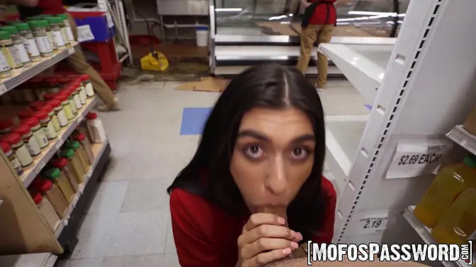 Hung dude bangs busty Aubry Babcocks juicy pussy at work