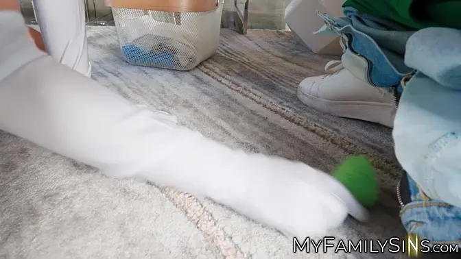 Black man pays Violet Myers to clean and worship his cock🍆