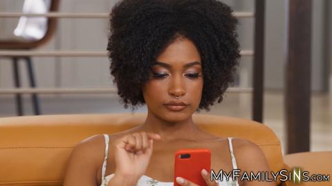 Ebony Addis Fouche takes money for her roommates′ cock🌭