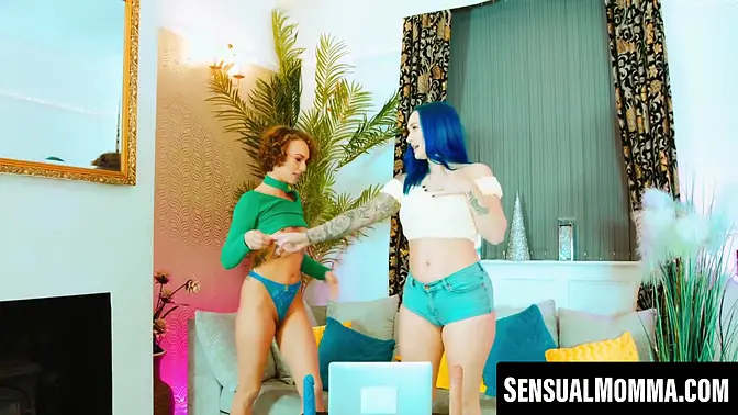 Tattooed brunette MILF seduces babe in 69 lesbian action