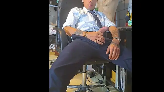 Venezuelan Office Babe gets hand job on her break