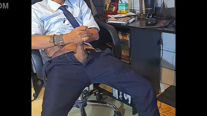 Venezuelan Office Babe gets hand job on her break