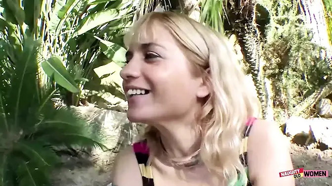 Bimbo MILF gaped and fingered on doggy style