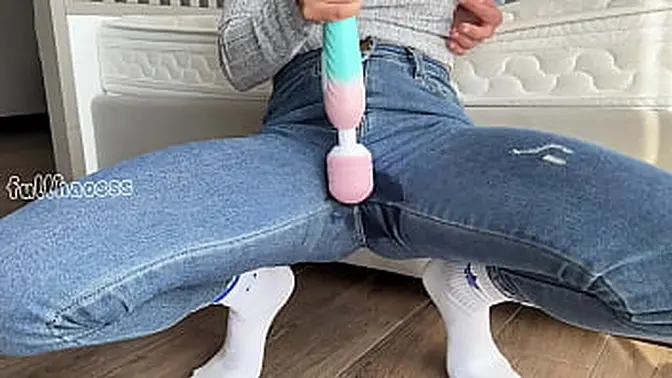 Milf gets herself off with a toy, squirting multiple times