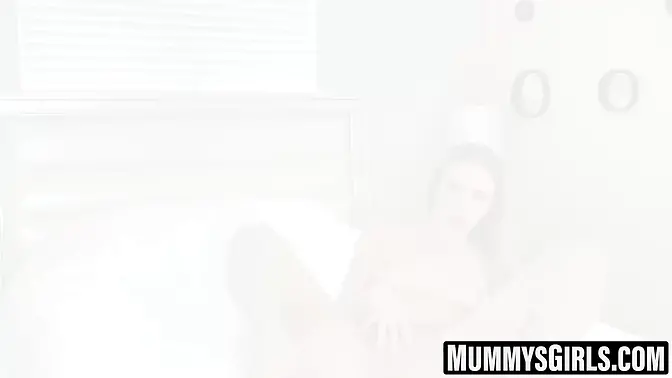 Dee Williams fingers her MILF girlfriend to a squirting climax