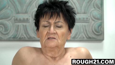 Short hair Anastasia enjoys big cock🍆 filling her