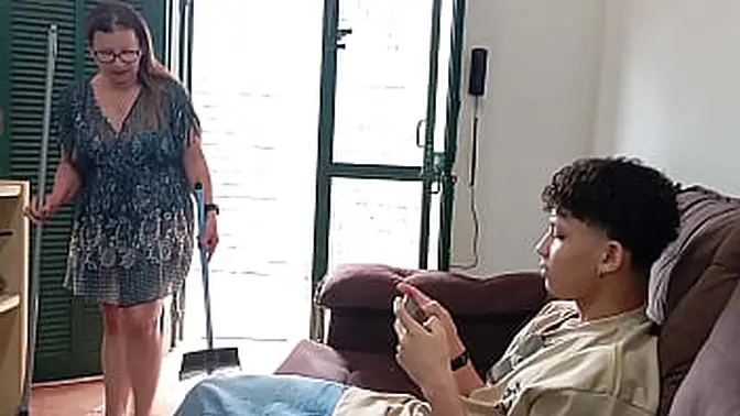 A milf do meu padrasto me colocou pra arrumar a casa e eu comi ela