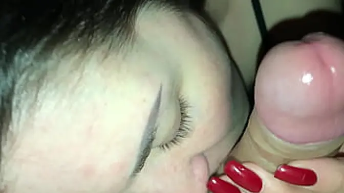 Russian amateur girlfriend gives morning blowjob