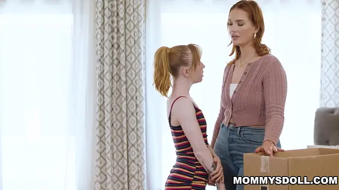 horny kiss sparks tribbing between MILF and stepdaughter