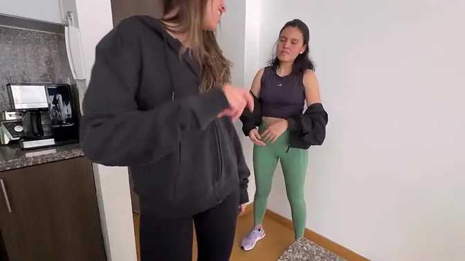 Colombian secretary helps with maintenance and discovers her lesbian vaginal squirt