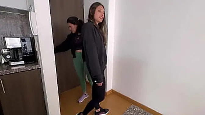 Colombian secretary helps with maintenance and discovers her lesbian vaginal squirt