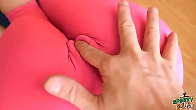 Argentine Teen with Bubble Butt in Yoga Pants Shows Cameltoe at the Gym