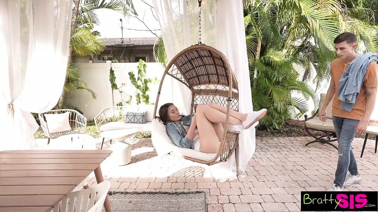 Stepsis in a skirt seduces brother