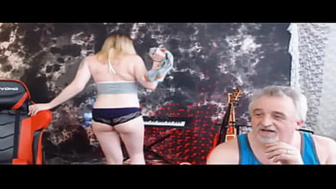 Blonde babe plays with her wet pussy for a happy ending