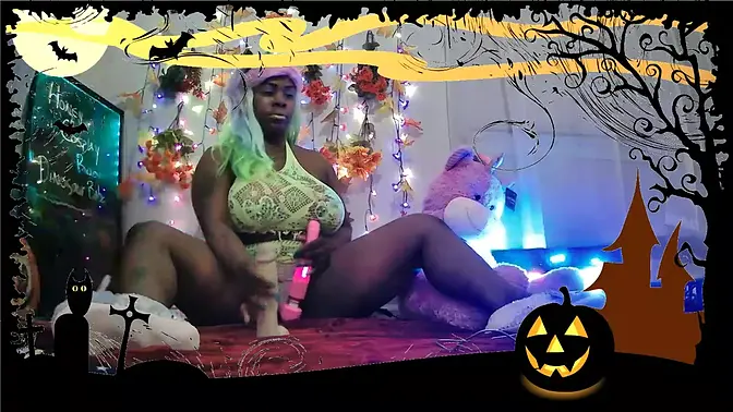 Curvy Latina babe in sexy lingerie teases with a dildo