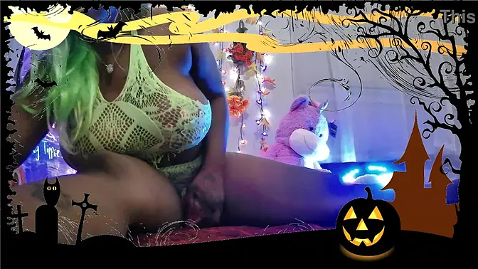 Curvy Latina babe in sexy lingerie teases with a dildo