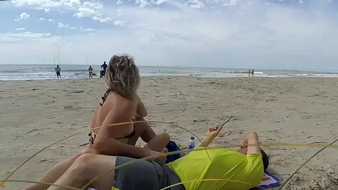 Milf makes stranger ejaculate with skillful handjob right on the beach