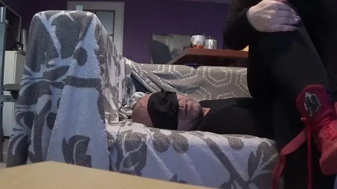 Trampling Queen crushes man's face with her high heels