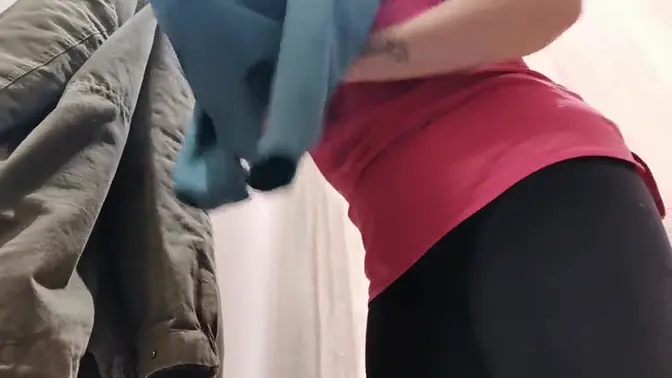 Adorable perfect ass of Italian stepmother ready to be watched in public