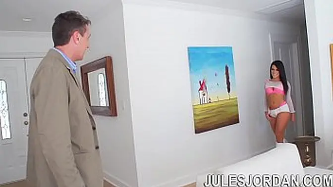 Dark-haired slut gets DP from two big cocks