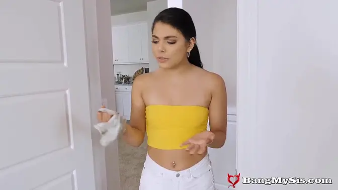 Latina girlfriend deepthroat blowjob before wild fuck in changing room