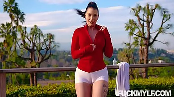 Mature MILF Ivy shows off her big ass in spandex