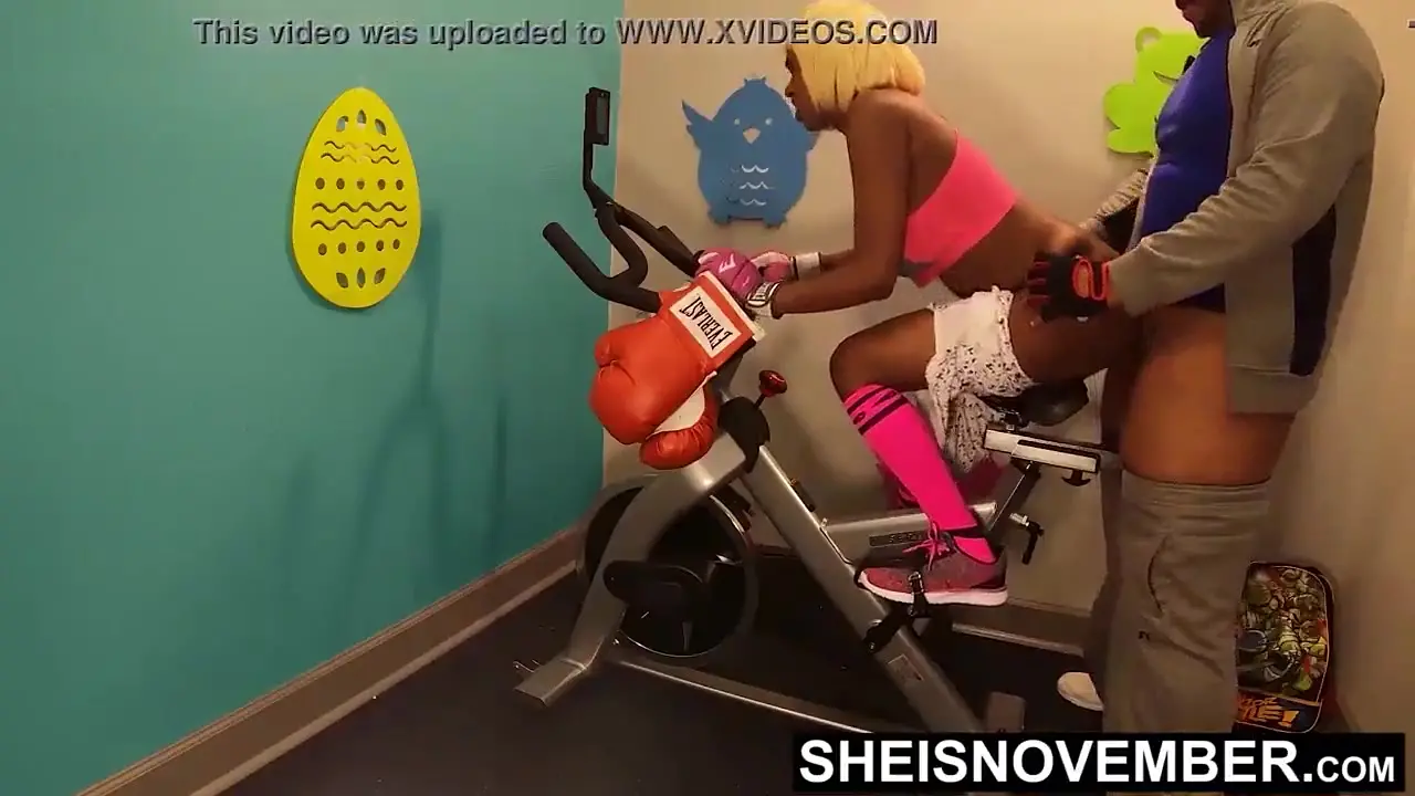 Ebony MILF's big booty takes a pounding