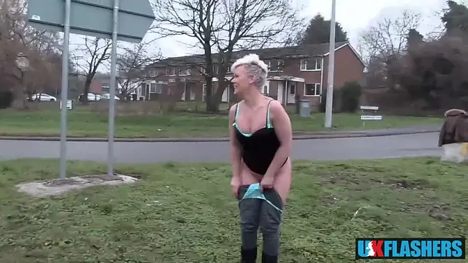 Can Everyone See my Pussy? Shameless Bree Branning Flashing and Pissing for UK-Flashers