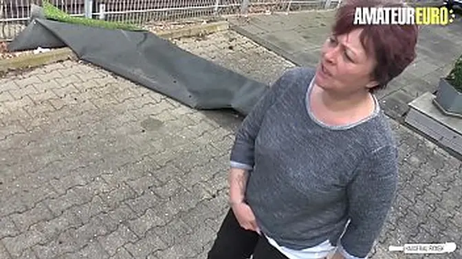 Cheating wife gets her pussy devoured by neighbor