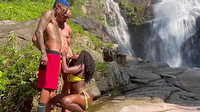 Sex at the Véu das Noivas waterfall