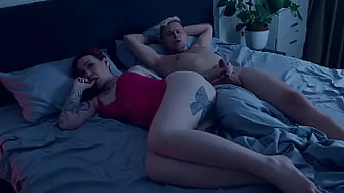 Risky hot fuck with a curvy MILF in boyfriend's bed