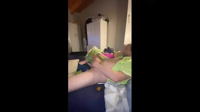 Amateur man with big dong wanks in living room