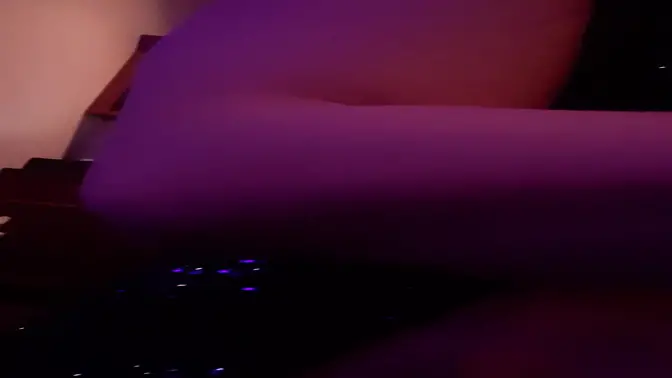 Asian stripper Destiny Mae teases with twerking dance