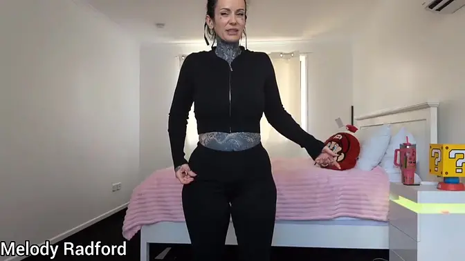 Big Tit MILF tries on haul and shows off her peituda