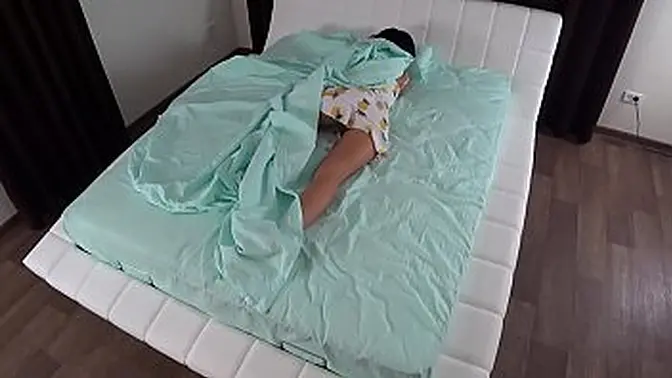 Euro MILF gets cum on her perfect body without knowing